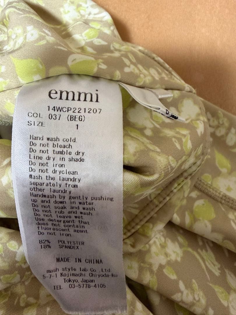 emmi ヨガウェア 上下セット Mサイズ ベージュ系花柄　サイズ1
