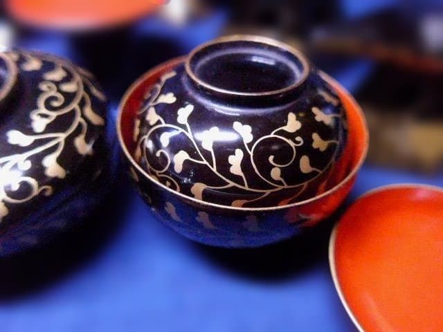 雛道具　美しい蒔絵の御膳腕一式です。小さなものですが良いものです