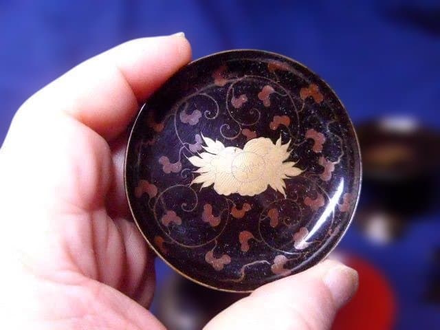 雛道具　美しい蒔絵の御膳腕一式です。小さなものですが良いものです
