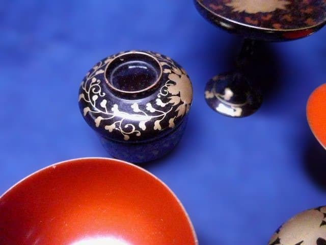 雛道具　美しい蒔絵の御膳腕一式です。小さなものですが良いものです