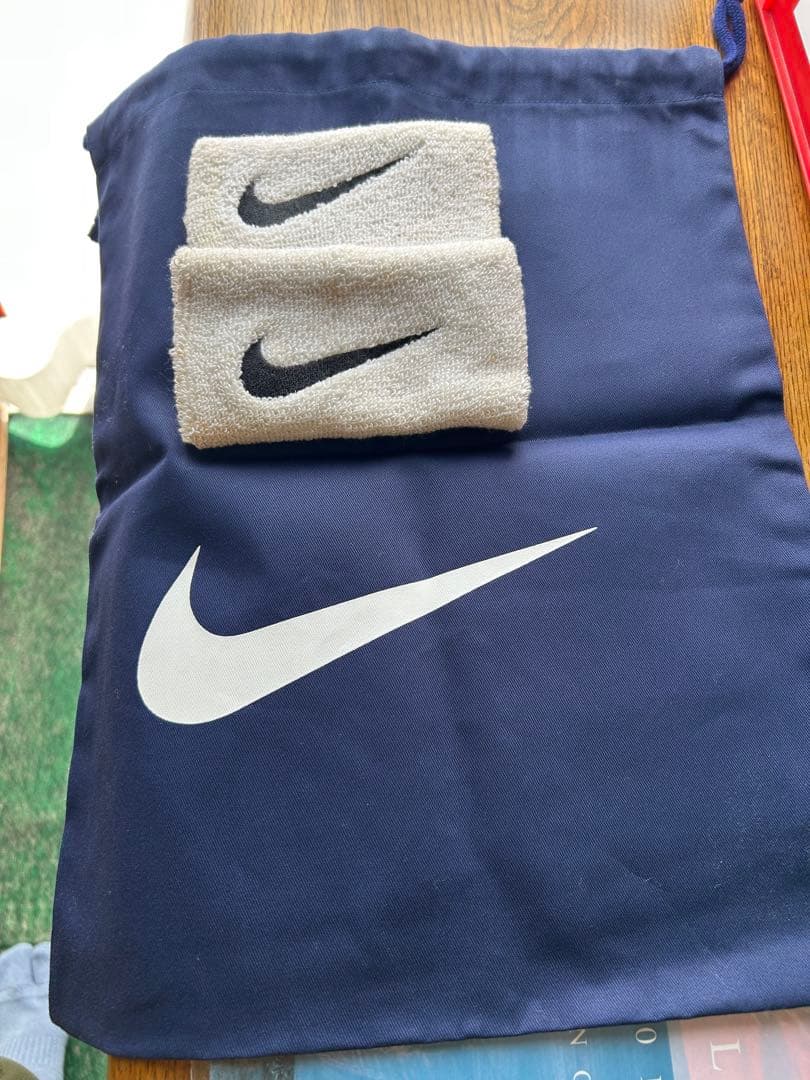 Nike ベンチコート クリーニング済み、キャップ、シューズ袋、リストバンド