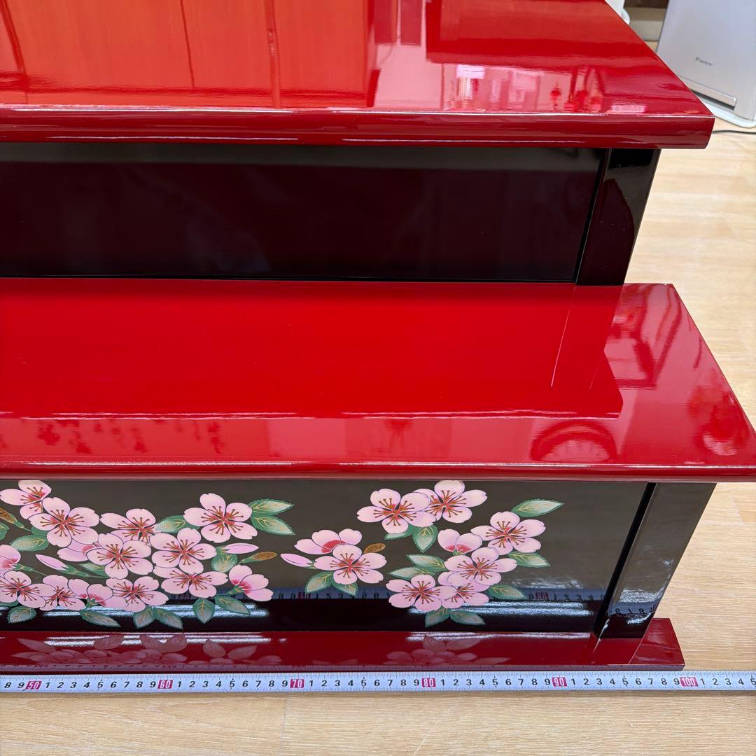 赤いひな祭り用飾り台 2段　桜模様　朱赤　　本日特価　売り切り
