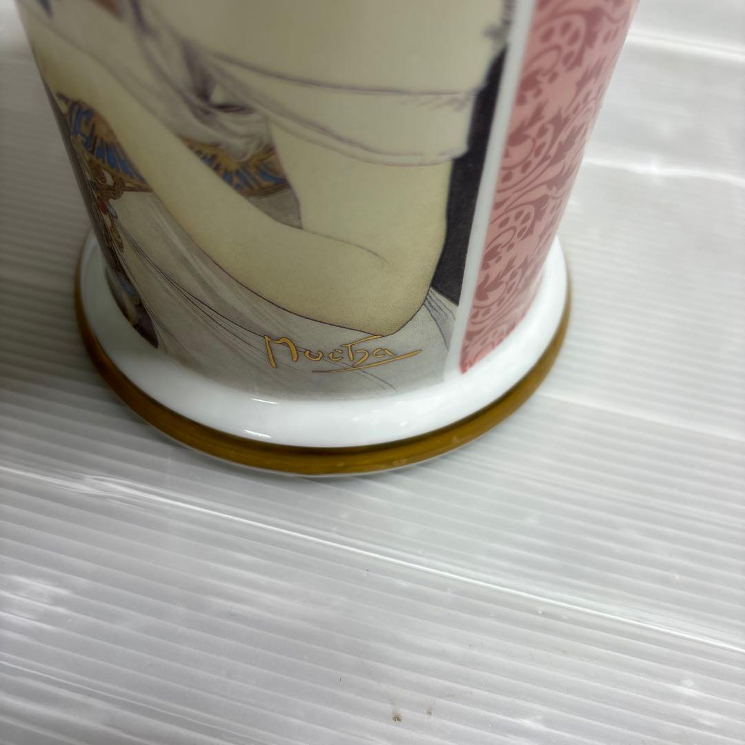 花瓶　アルフォンス.ミュシャ