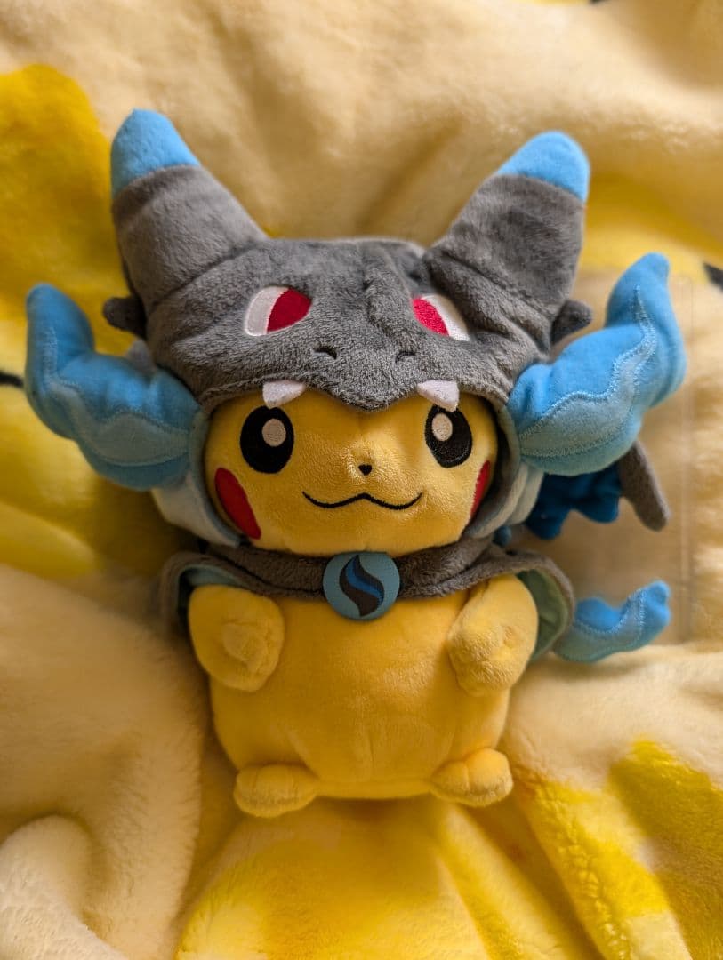 メガリザードンXのポンチョを着たピカチュウ　ぬいぐるみ