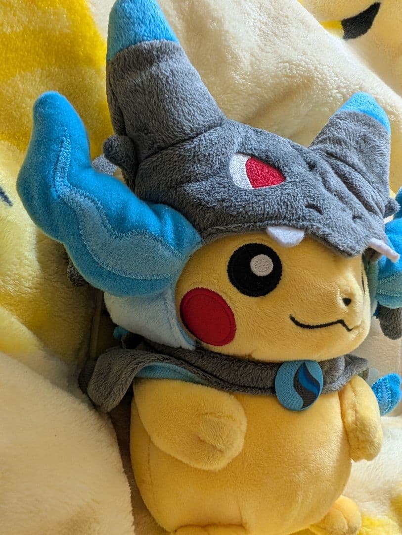 メガリザードンXのポンチョを着たピカチュウ　ぬいぐるみ