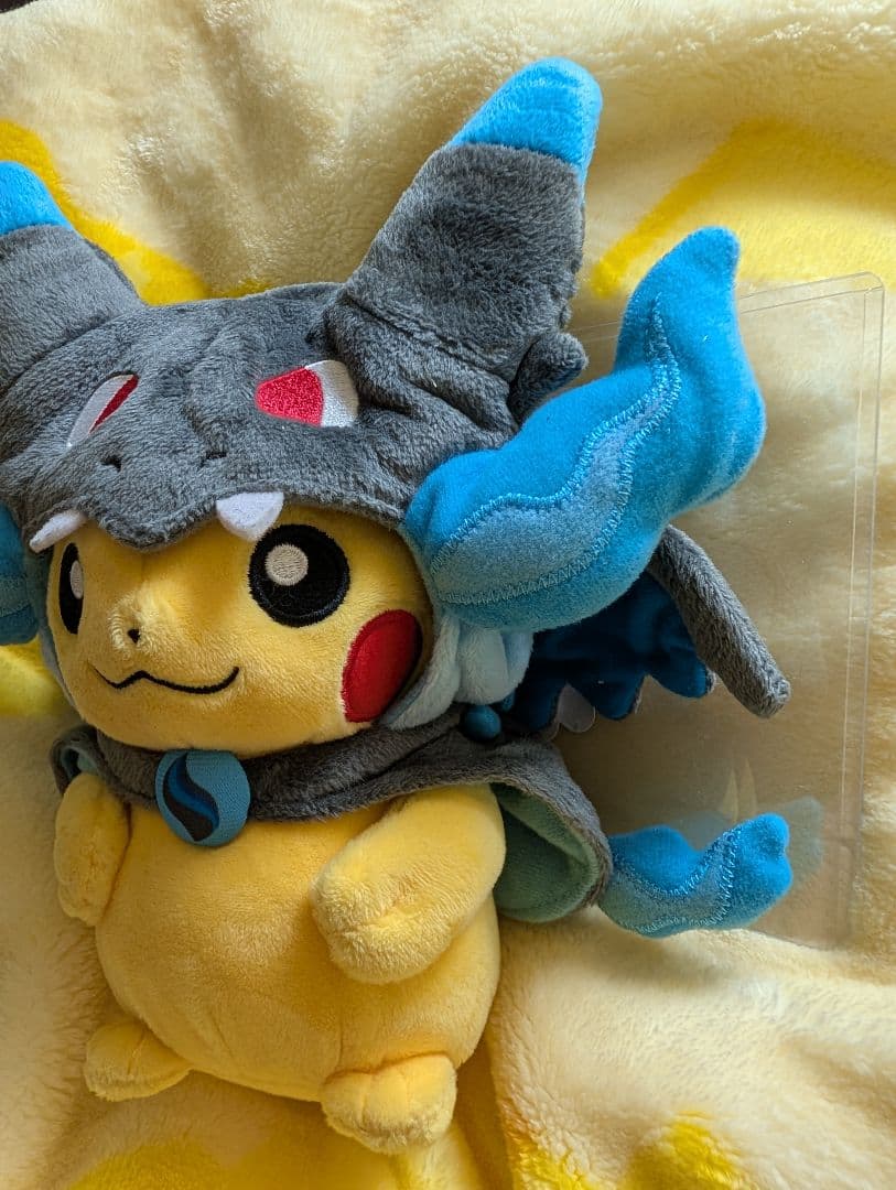 メガリザードンXのポンチョを着たピカチュウ　ぬいぐるみ