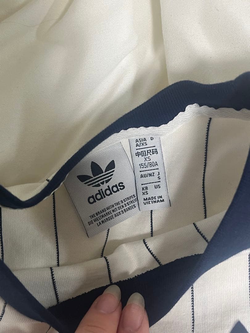 タイムセール中‼️adidas リニアグラフィックカリTシャツ