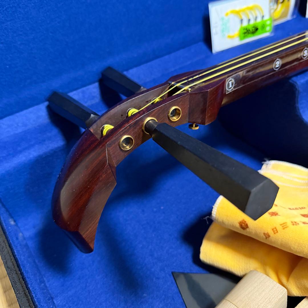美品　津軽三味線　紅木 東さわり付 棹2.9mm 犬皮 三分割 竜胆金具　ケース