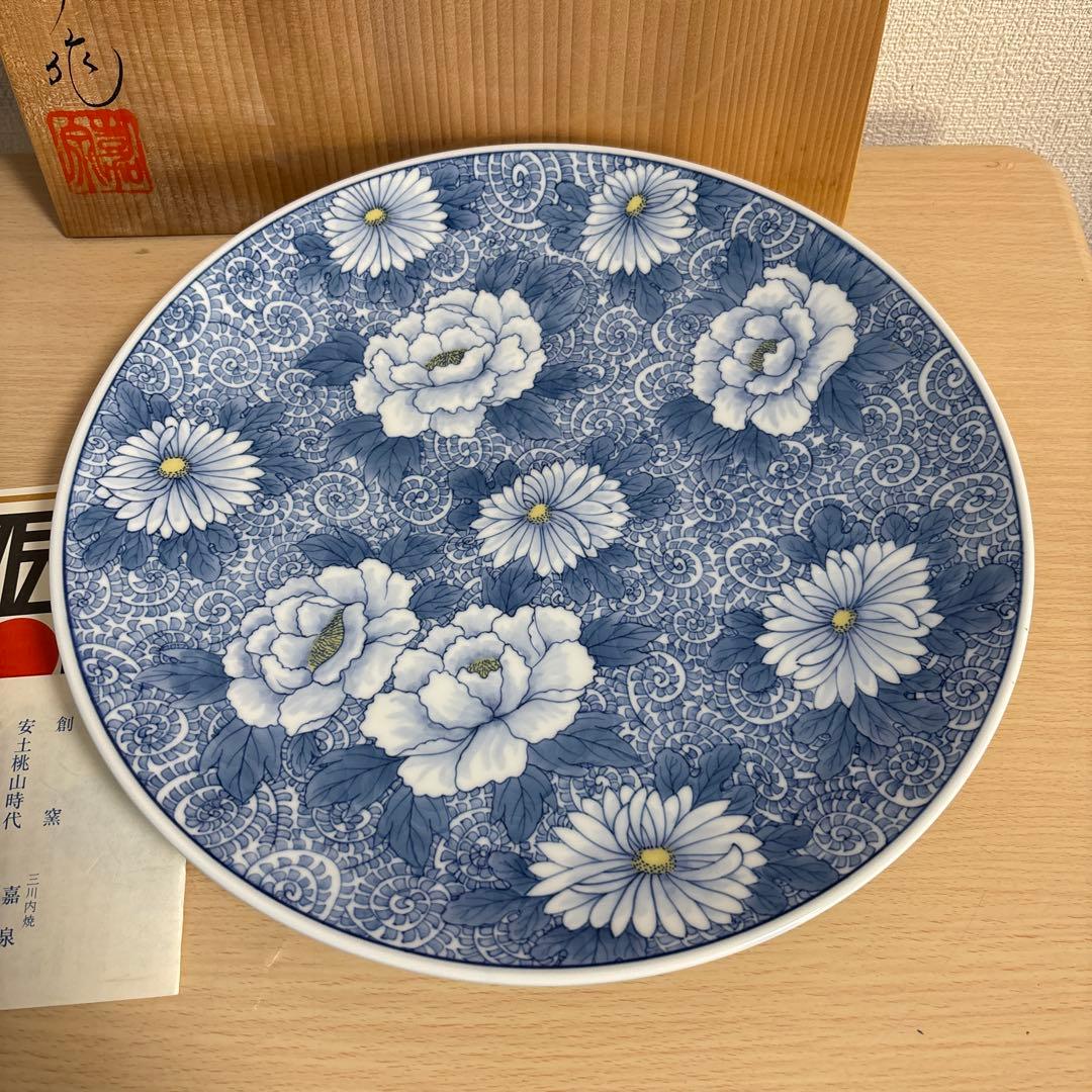 三川内焼　十五代　金氏嘉一郎　嘉泉窯　牡丹唐草菊模様　大皿31cm
