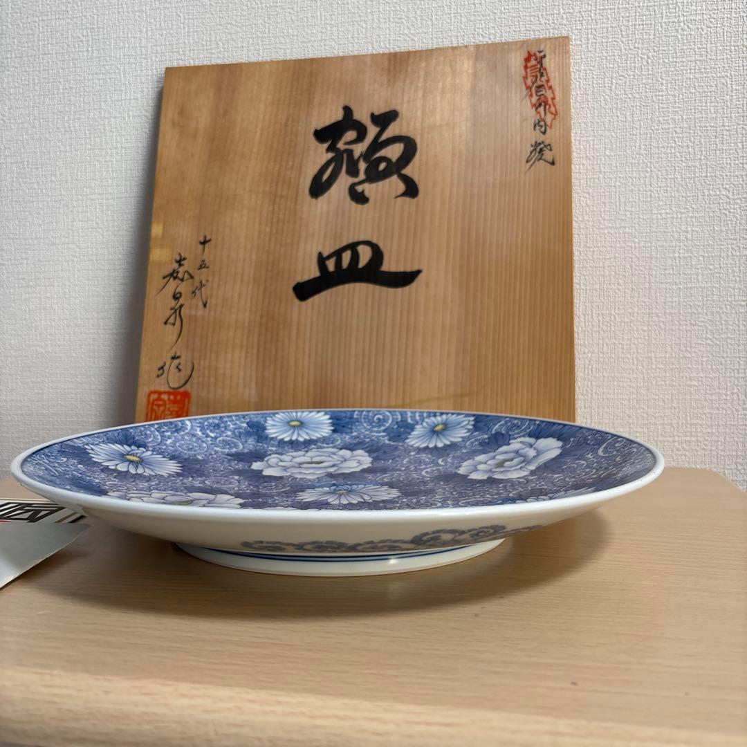 三川内焼　十五代　金氏嘉一郎　嘉泉窯　牡丹唐草菊模様　大皿31cm