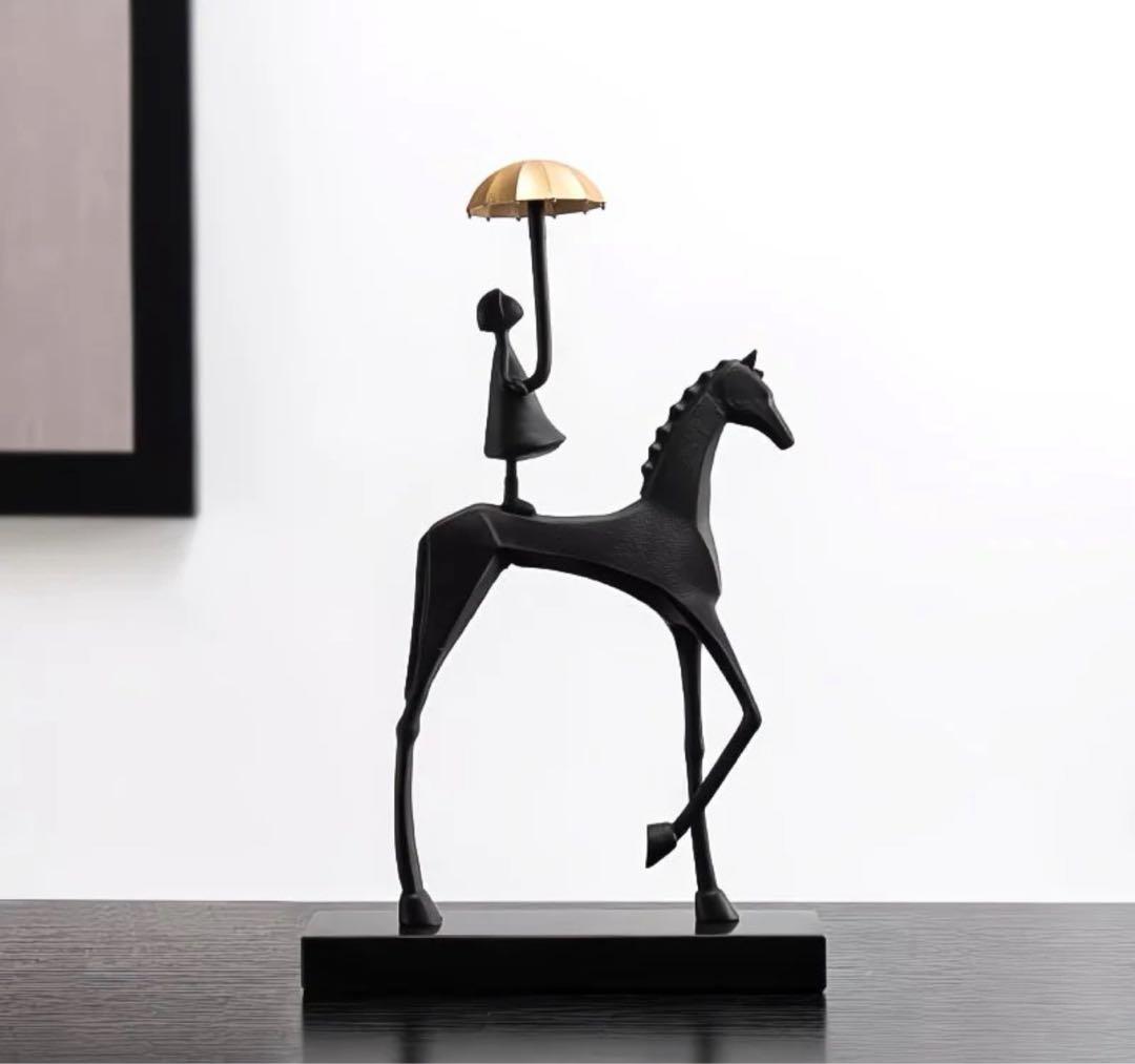 馬と傘の彫刻 約30cm