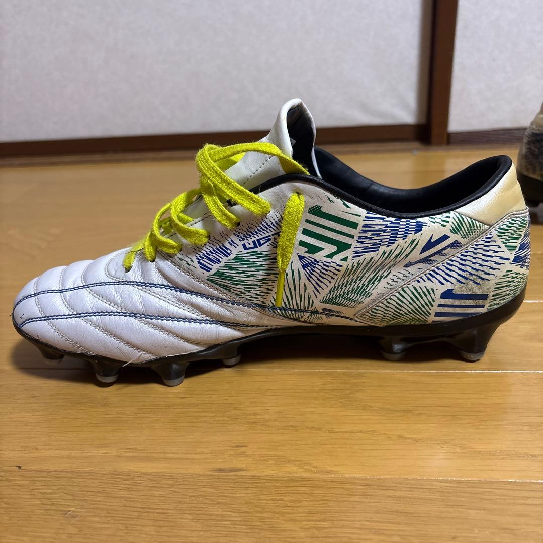 サッカースパイク アクセレイター F-LASH V2 HG umbro