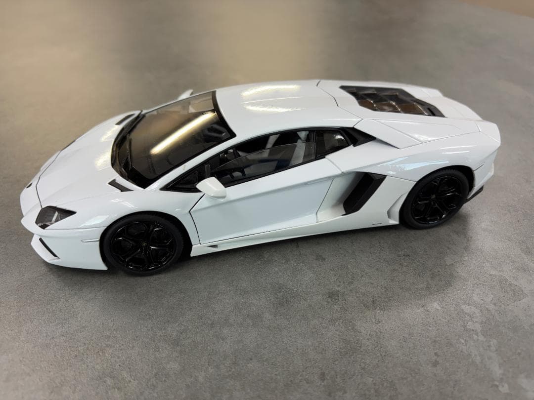 WELLY ランボルギーニ アヴェンタドール LP700-4 1/18