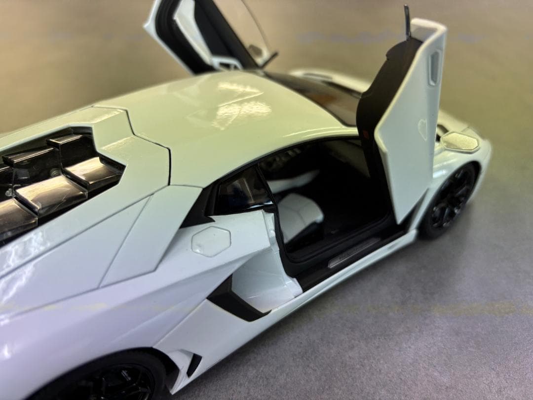 WELLY ランボルギーニ アヴェンタドール LP700-4 1/18