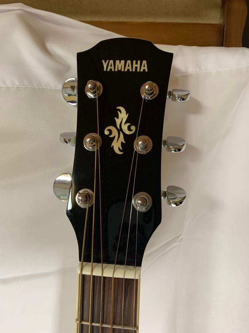 YAMAHA APX600エレアコギターアイボリー系カラーケース付き