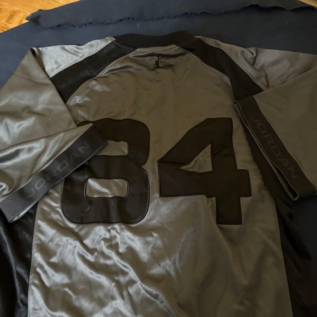 新品Jordan 84番号付きグレーシャツ