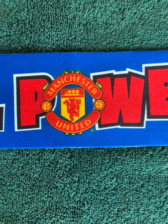 Man U カーキット(マフラー)+ピンバッジ2点