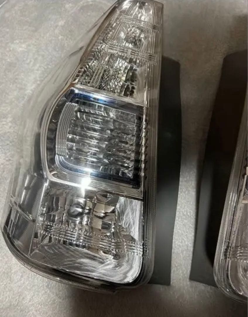 プリウスα前期　テールランプ　TOYOTA純正