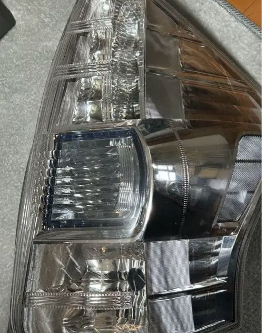 プリウスα前期　テールランプ　TOYOTA純正