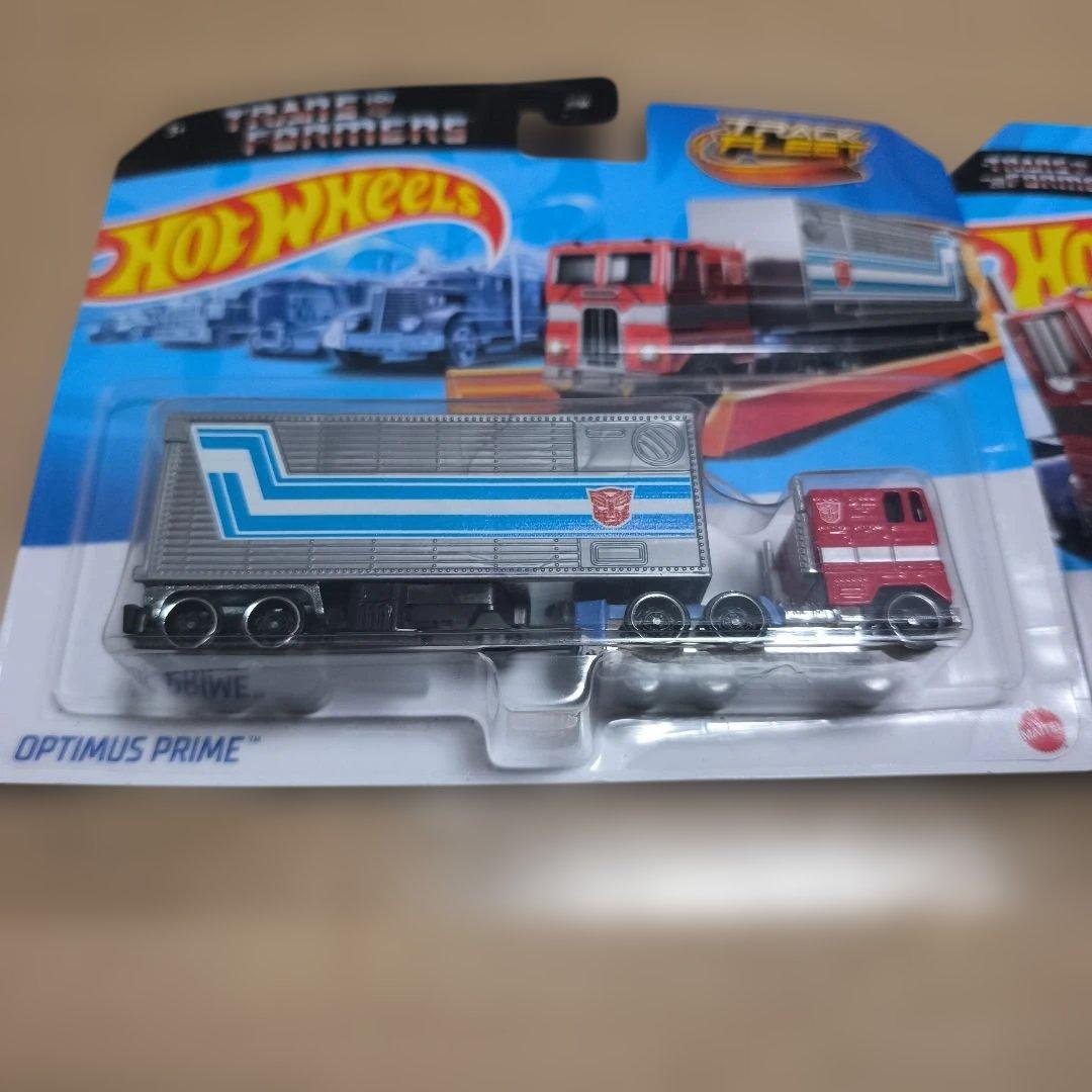 ホットウィール　トランスフォーマー　オプティマスプライム　ミニカー2体セット