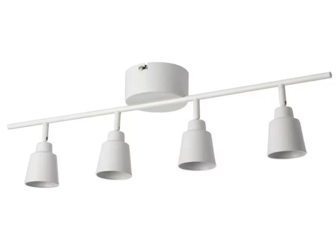 IKEA ホワイトのシーリングライト、4灯式でLED電球付き