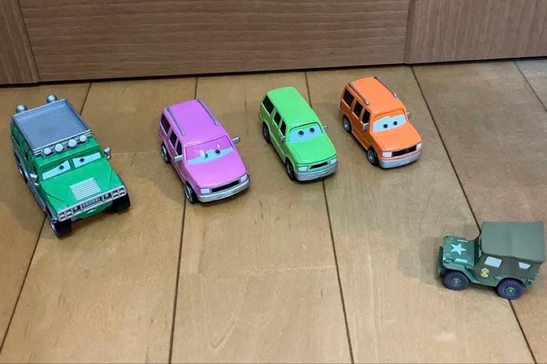 マテル　カーズ　サージのブートキャンプのサージ軍曹とSUV車の5台セット