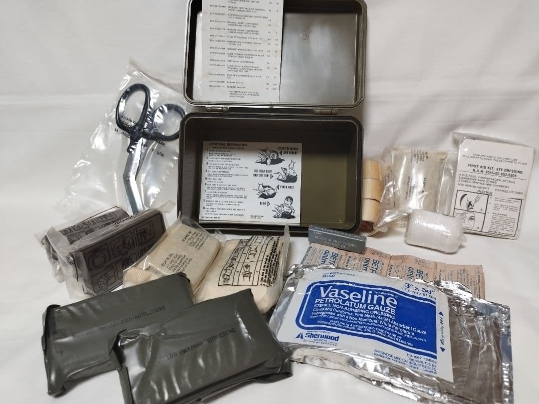 (5229)US．ファーストエイドキット米軍実物放出品　未使用