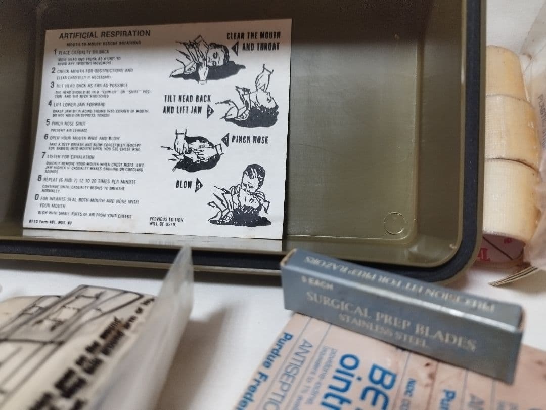 (5229)US．ファーストエイドキット米軍実物放出品　未使用