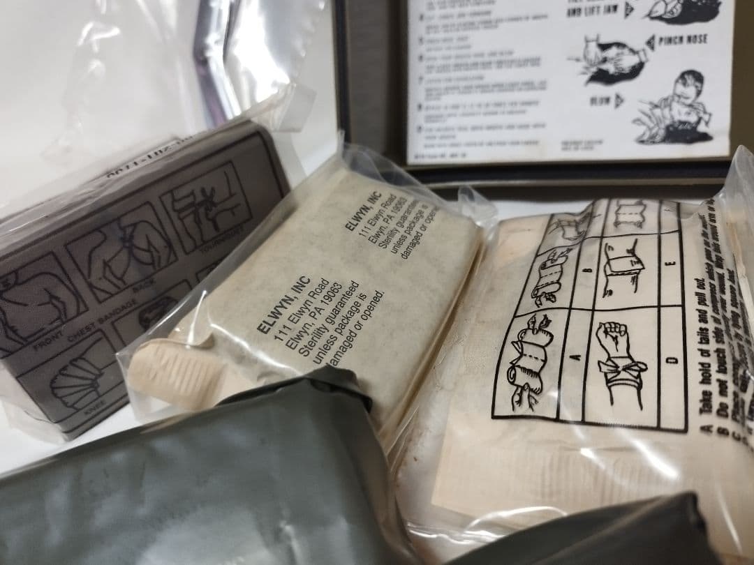 (5229)US．ファーストエイドキット米軍実物放出品　未使用