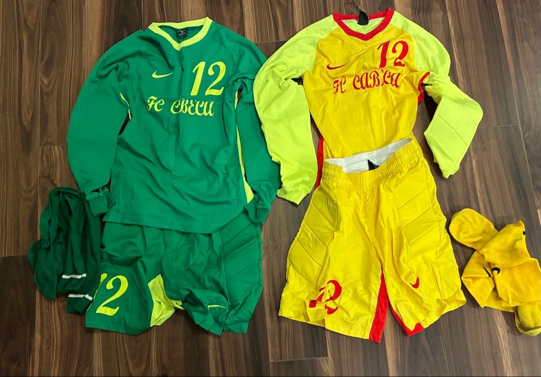 練習用などに！ アマチュアサッカーチームのユニフォームセット。