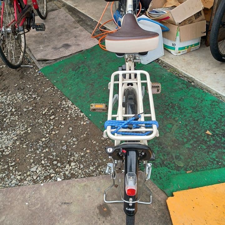 アイボリー 電動アシスト自転車 前カゴ付き