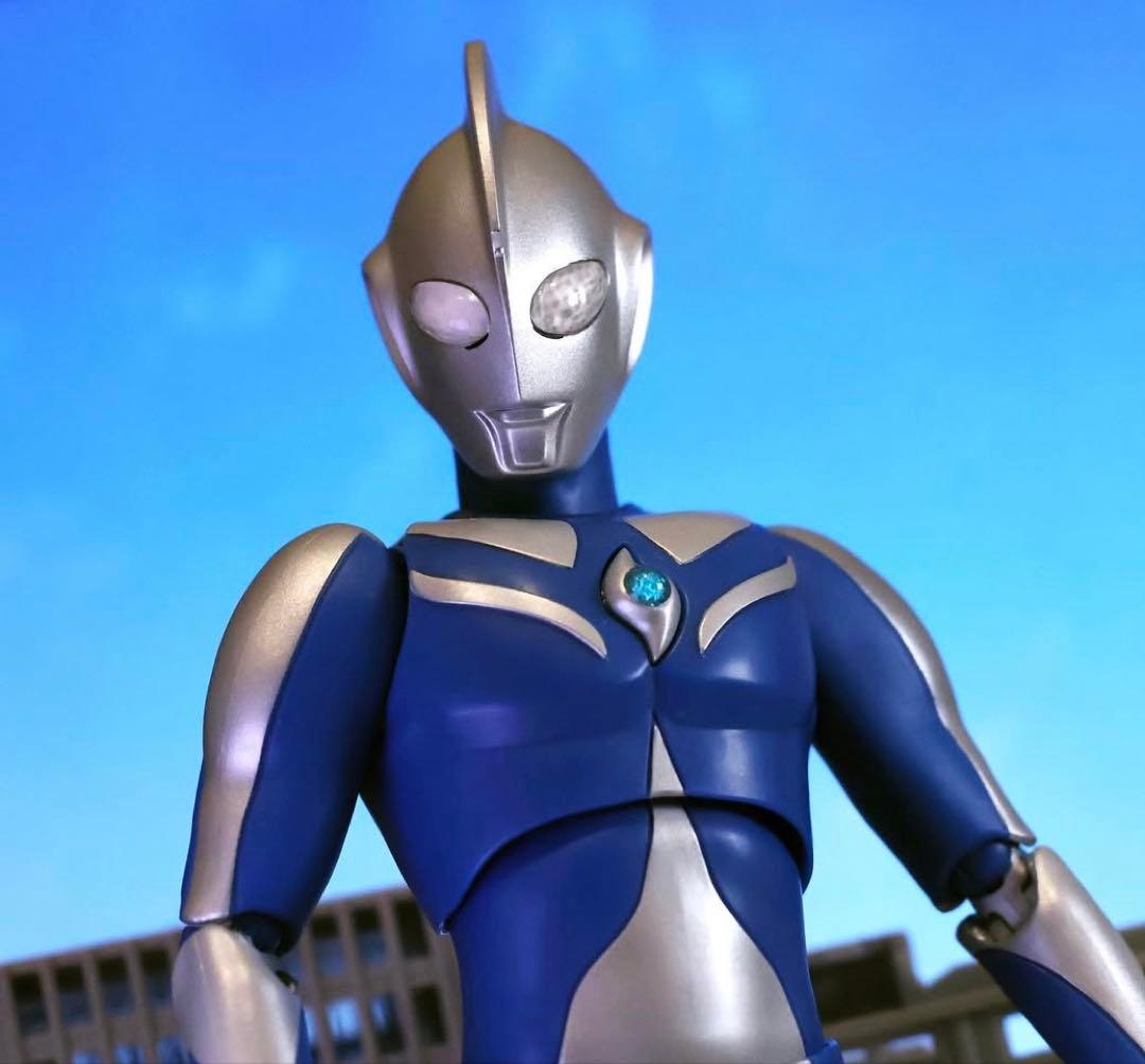 Shフィギュアーツウルトラマンコスモス