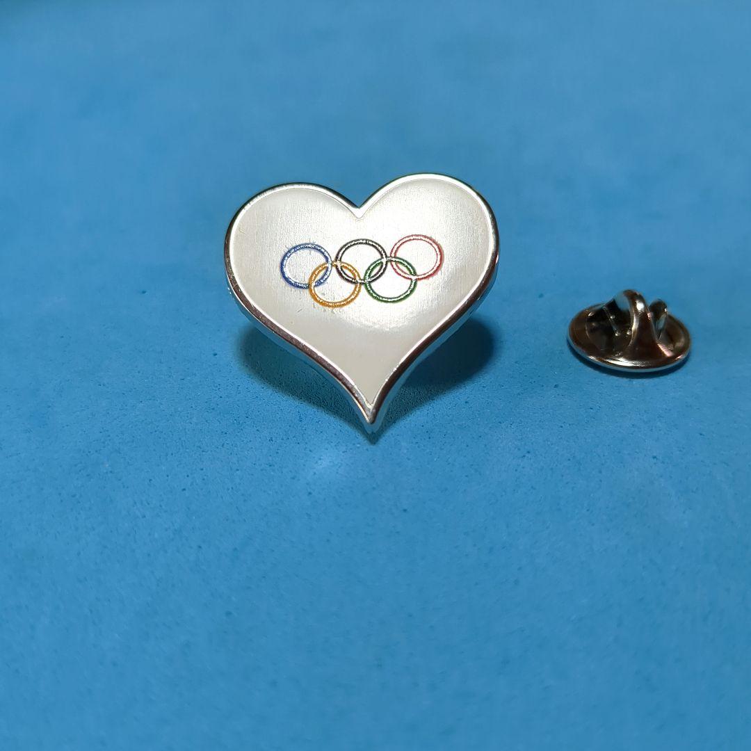 東京オリンピック　IOCのピンバッジ？