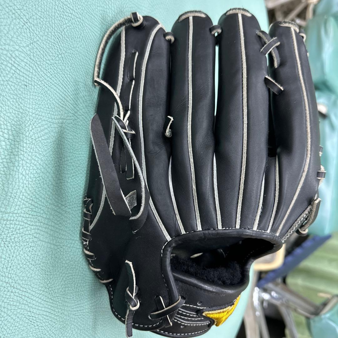 黒い硬式野球グローブ 右投げ用