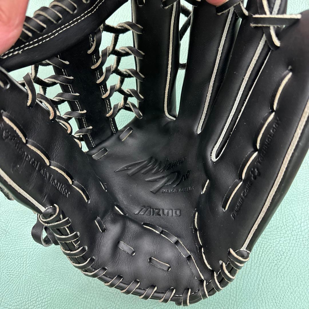 黒い硬式野球グローブ 右投げ用