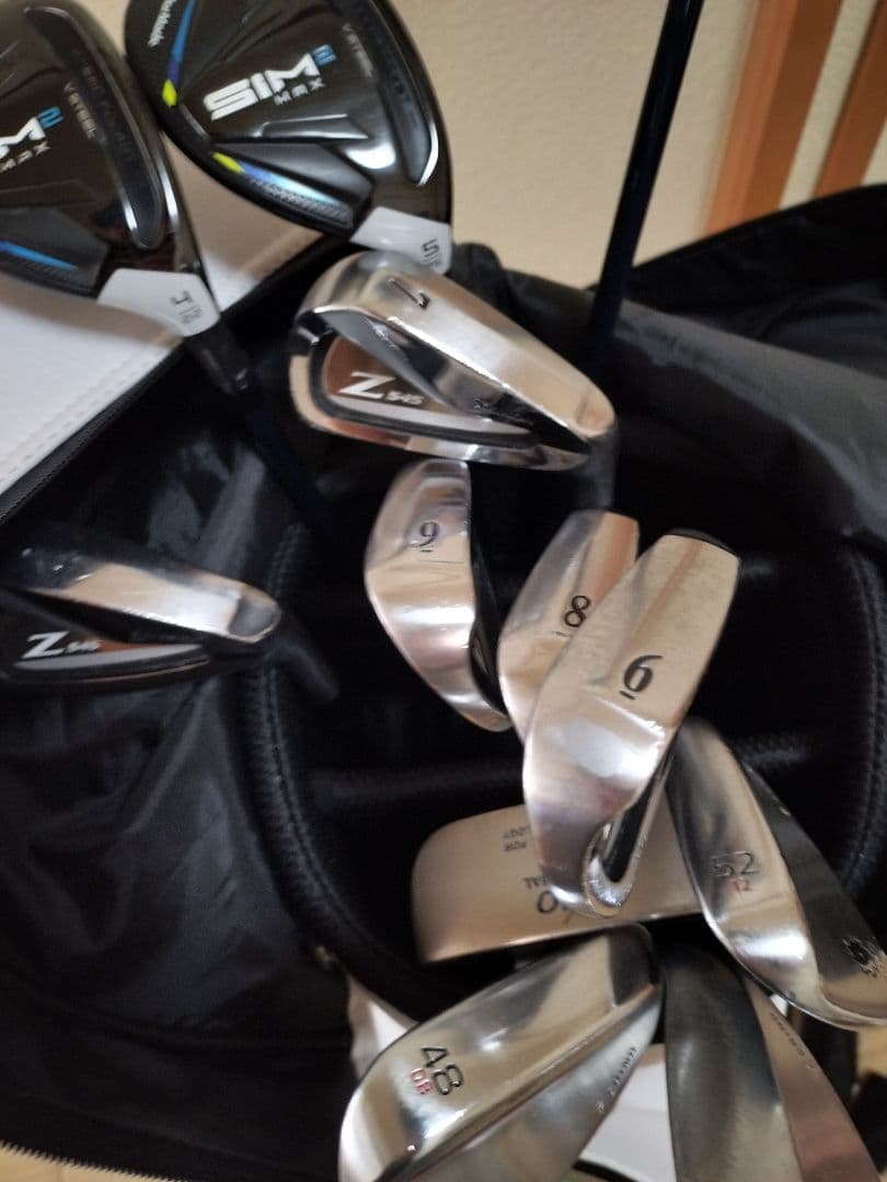 TaylorMade SIM2 ドライバー、ユーティリティ& アイアン小物セット