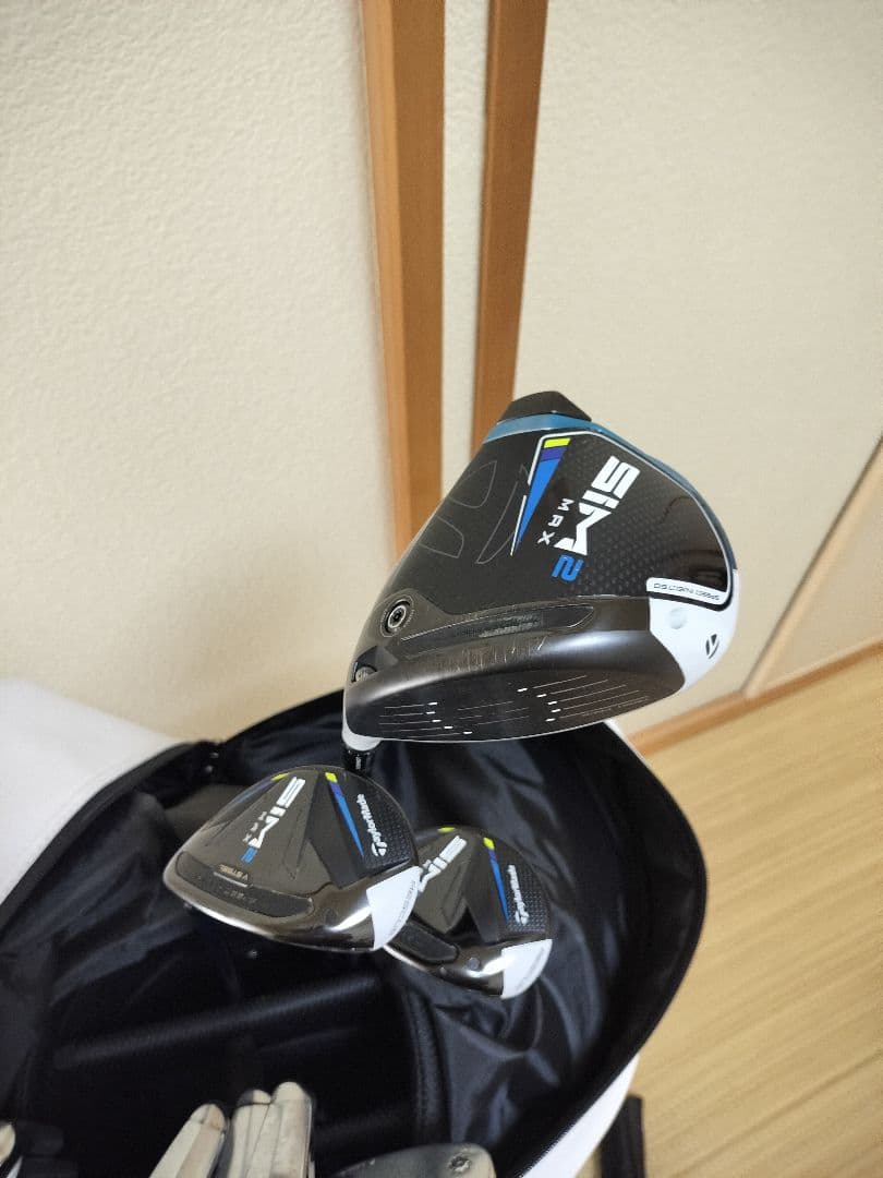 TaylorMade SIM2 ドライバー、ユーティリティ& アイアン小物セット