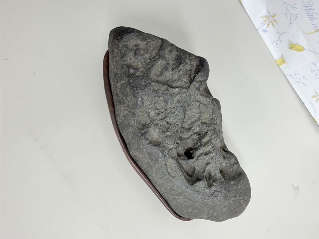 ダークグレーの石 木製台座付き