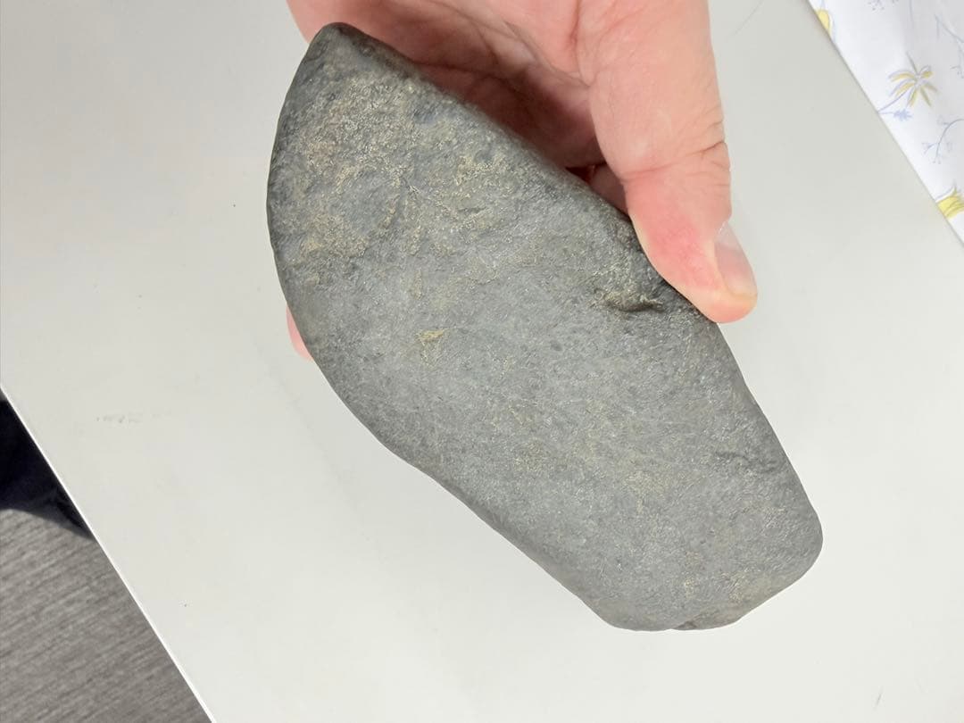 ダークグレーの石 木製台座付き