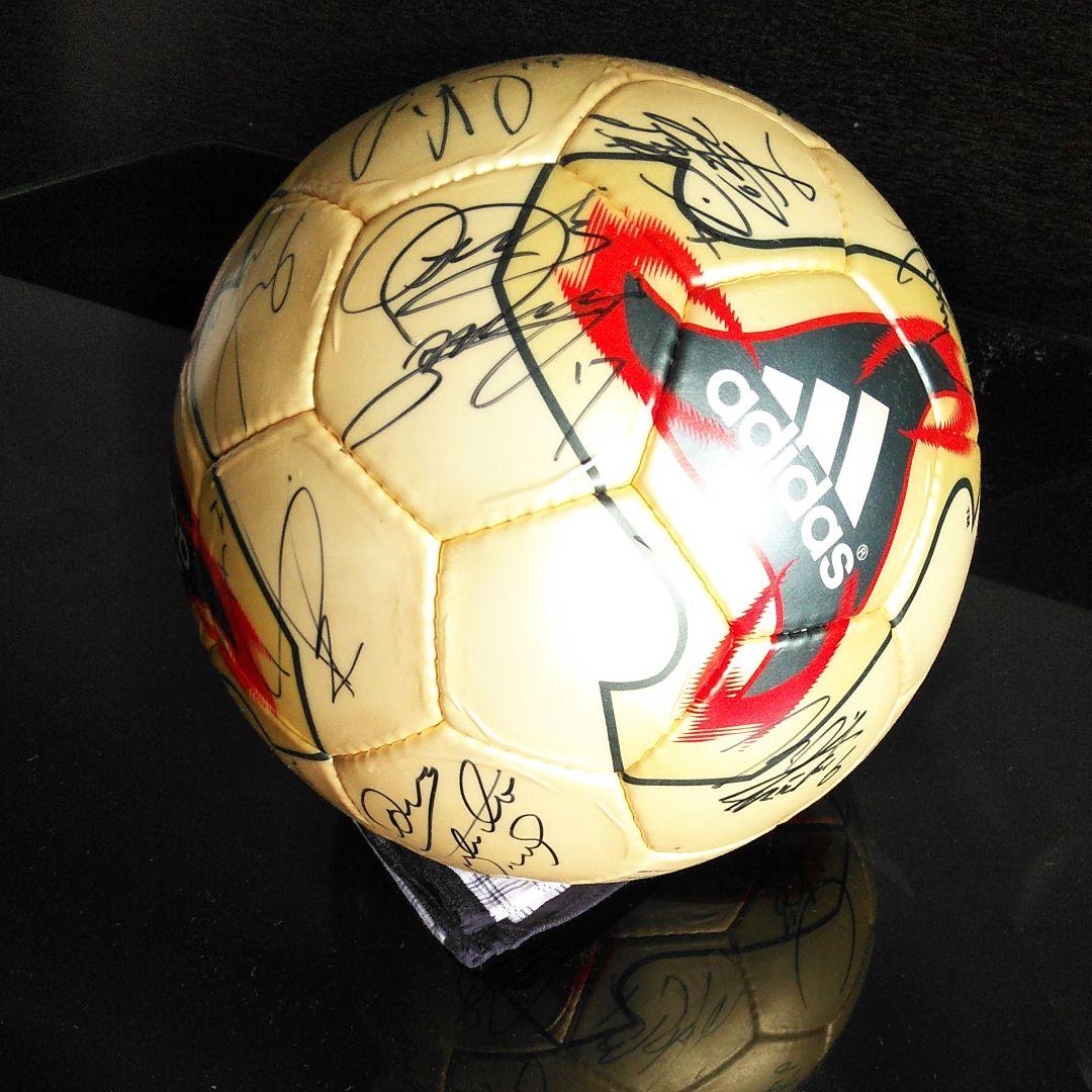 ２００２年浦和レッズ登録選手サインサッカーボール。