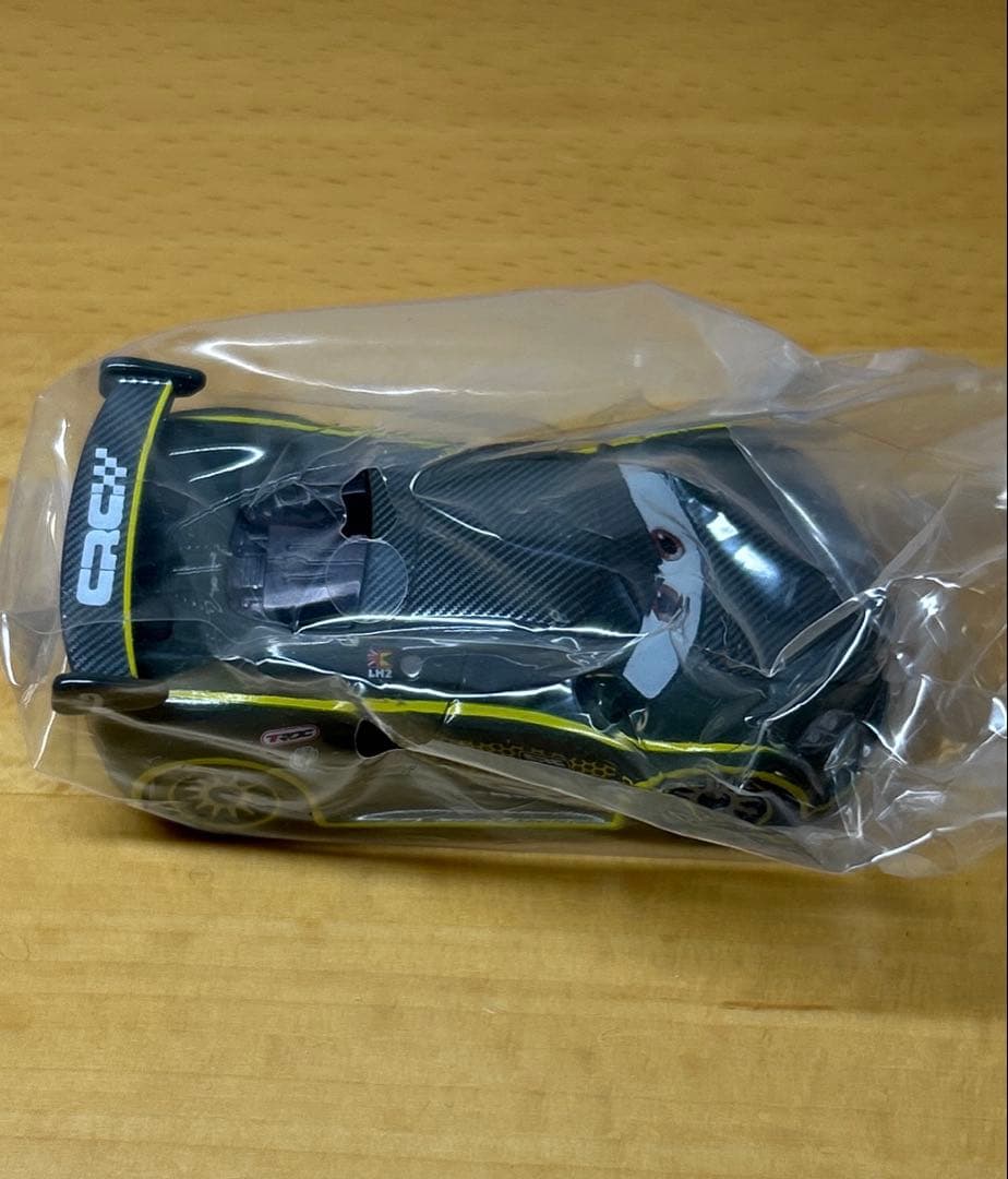 【新品未使用】カーズトミカ ルイスハミルトン カーボンレーサータイプ 廃盤品