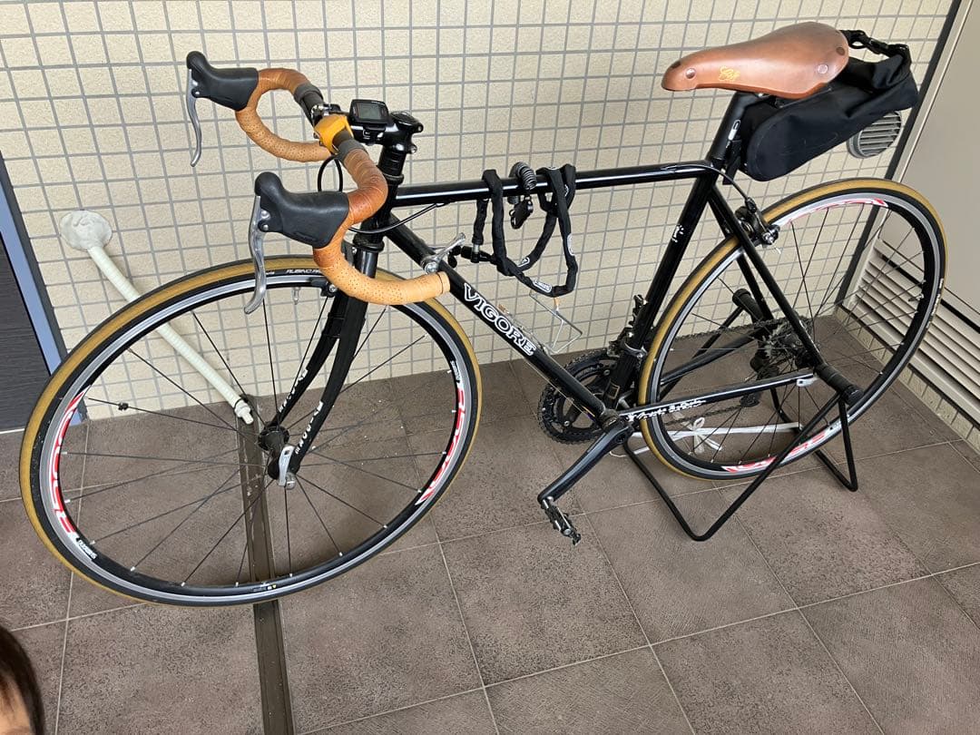 VIGORE ロードバイク レザーサドル付き