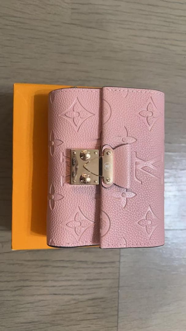 ルイヴィトン ピンクレザー 三つ折り財布 ゴールド金具 モノグラム型押し￥a/*