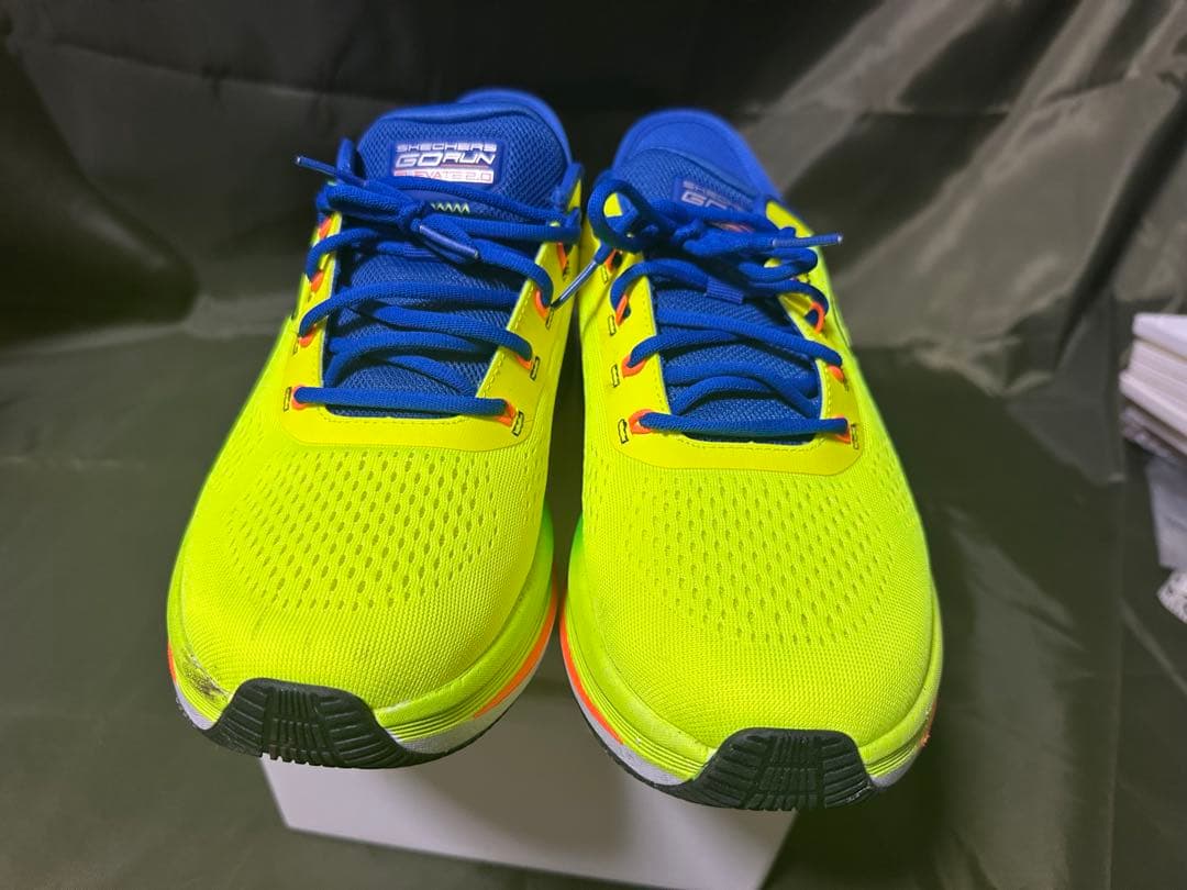 美品　SKECHERS GO RUN 軽量シューズ 27.5cm