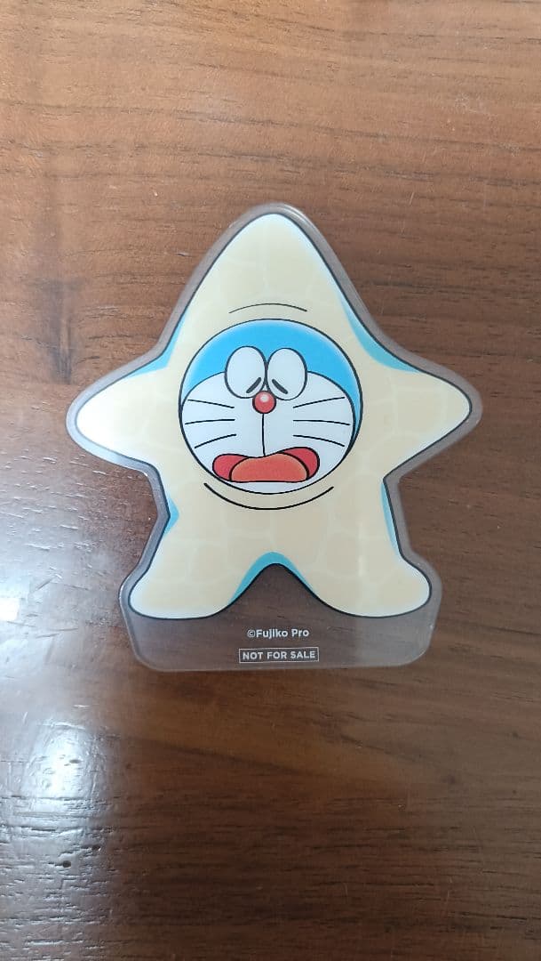 100%ドラえもん&フレンズ展入場特典カード&ピンバッジ