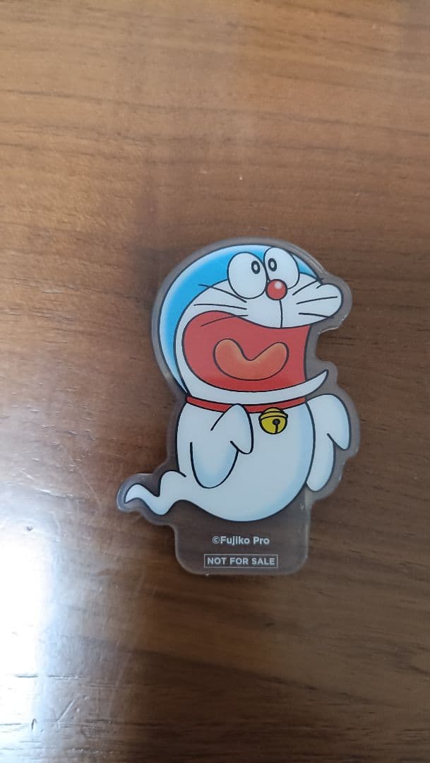 100%ドラえもん&フレンズ展入場特典カード&ピンバッジ