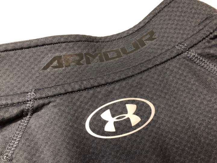 56アンダーアーマー1298253コールドギアXL グレー系 長袖 襟裏ロゴ入り