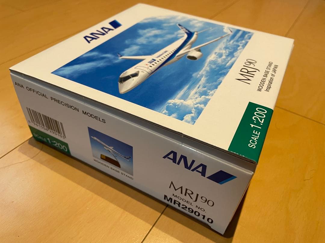 ANA MRJ90 1:200 プラモデル 木製ベース付き