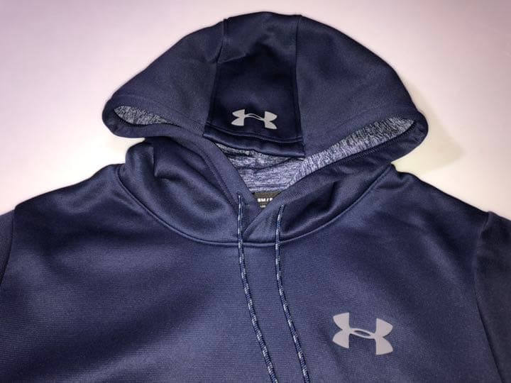 74アンダーアーマー1280729 STORM撥水ルーズコールドギアパーカー紺系
