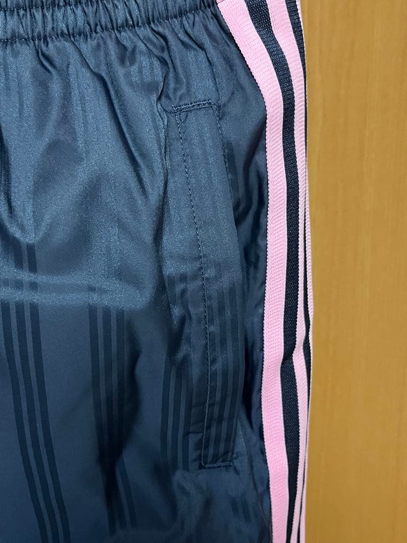 adidas 中綿入りウィンドブレーカーパンツ